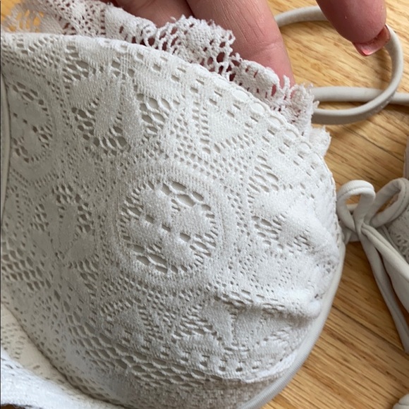 Victoria’s Secret white lace bikini top Sz 32B - Picture 4 of 7